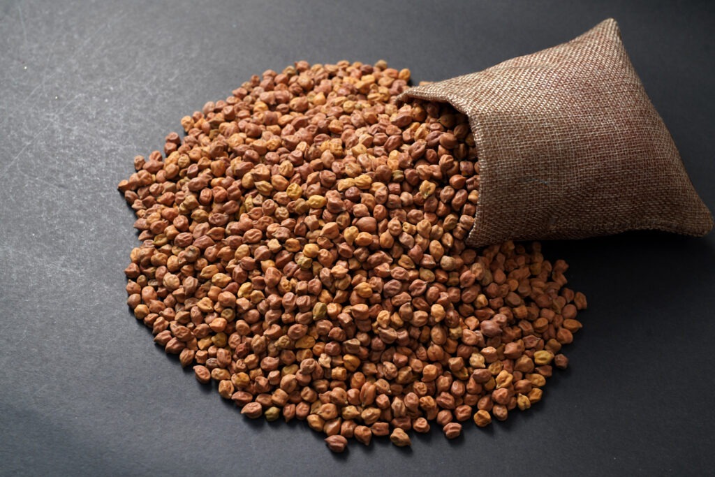 Desi chickpeas price movement dashboard displaying $10 per tonne increase and market indicators